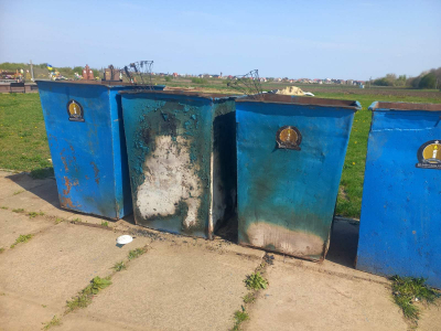 Підпалили сміттєві контейнери та вкрали квіти: у місті на Тернопільщині шукають вандалів