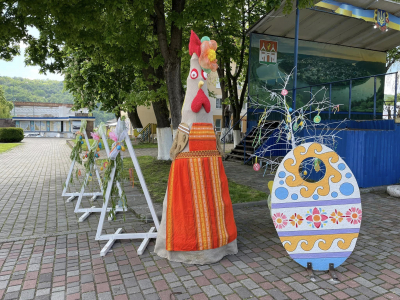 У місті на Тернопільщині вже облаштували фотозони до Великодня (фотофакт)