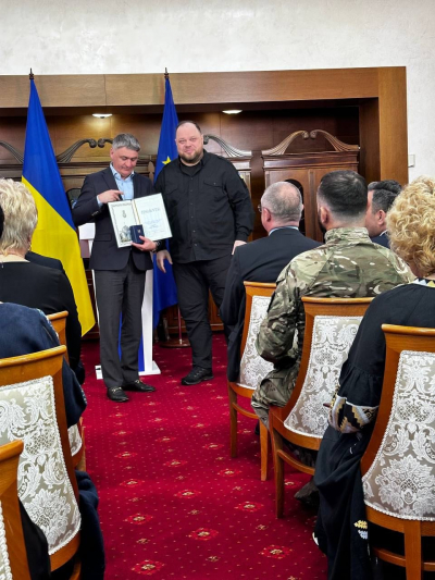 Тернопільський лікар, який оперує військових, отримав грамоту Верховної Ради України