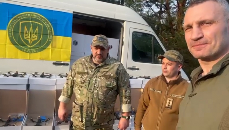 Віталій Кличко передав бригаді Нацгвардії «Рубіж» пів тисячі FPV-дронів