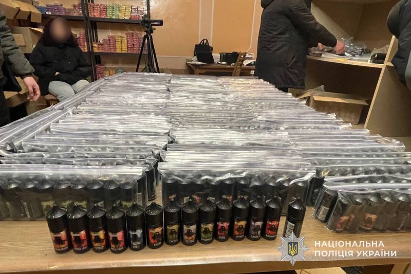 Незаконний бізнес на рідинах для вейпів: поліцейські Тернопільщини викрили групу осіб, які реалізовували по всій Україні товар сумнівної якості