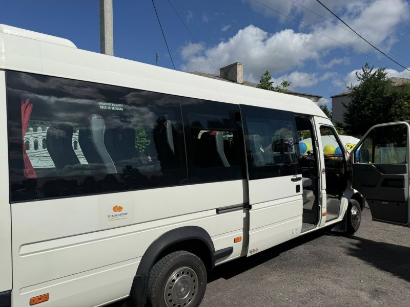 Друзі з Нідерландів подарували шкільний автобус для дітей Залозеччини
