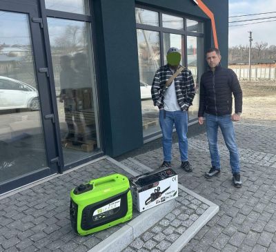 «Українська команда» передала воїнам генератор та пилу