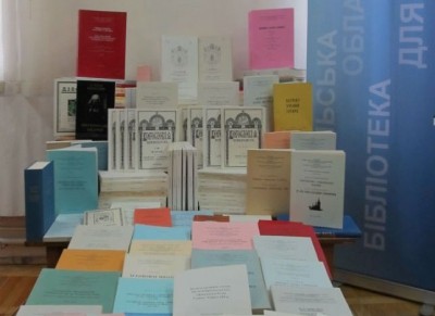 Тернополю передали сотню книжок з Риму