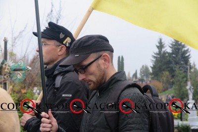 У Тернополі сотні людей згуртувалися в ході, щоби на Микулинецькому цвинтарі вшанувати творців історії (фото)