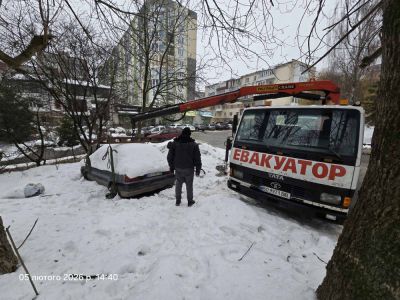 З вулиць Тернополя прибрали ще два покинуті автомобілі