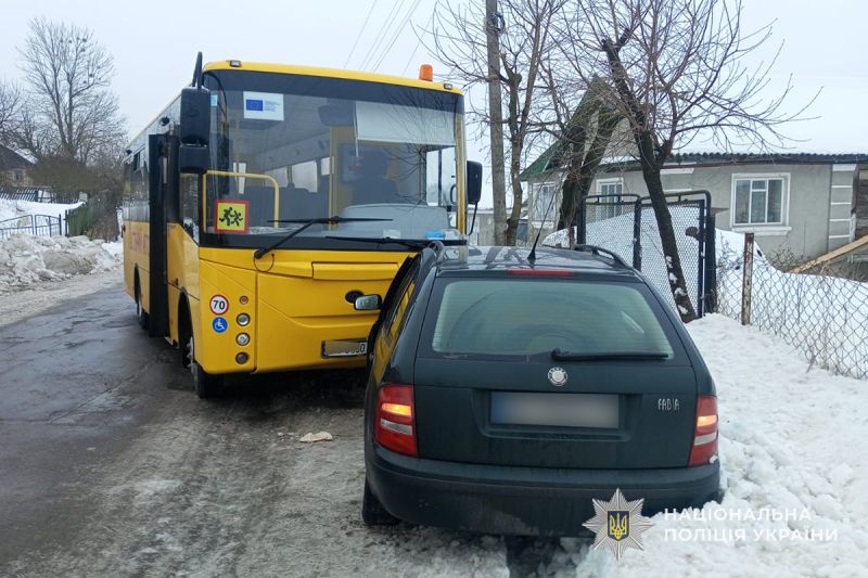 На Тернопільщині водій шкільного автобуса протаранив іномарку
