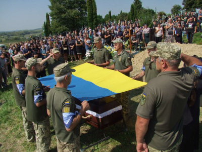 Громада Тернопільщини попрощалася з 32-річним воїном, який загинув у ДТП