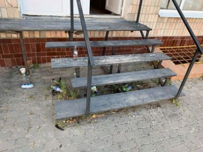 Лушпиння соняшнику, недопалки та пляшки з-під алкоголю залишає молодь після відпочинку в місті на Тернопільщині