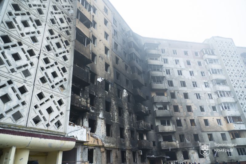 У постраждалому будинку на вулиці 15 Квітня у Тернополі відновлюють комунікації та ліфт