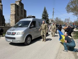 Великоберезовицька громада зустріла траурний кортеж з тілом воїна Ігора Коляси (фото)