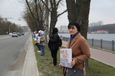 “Демобілізація – шанс на життя”: у Тернополі рідні захисників вийшли на пікет