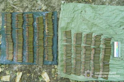 Тернопільські поліцейські вилучили у перехожого майже 400 набоїв до автомата Калашникова