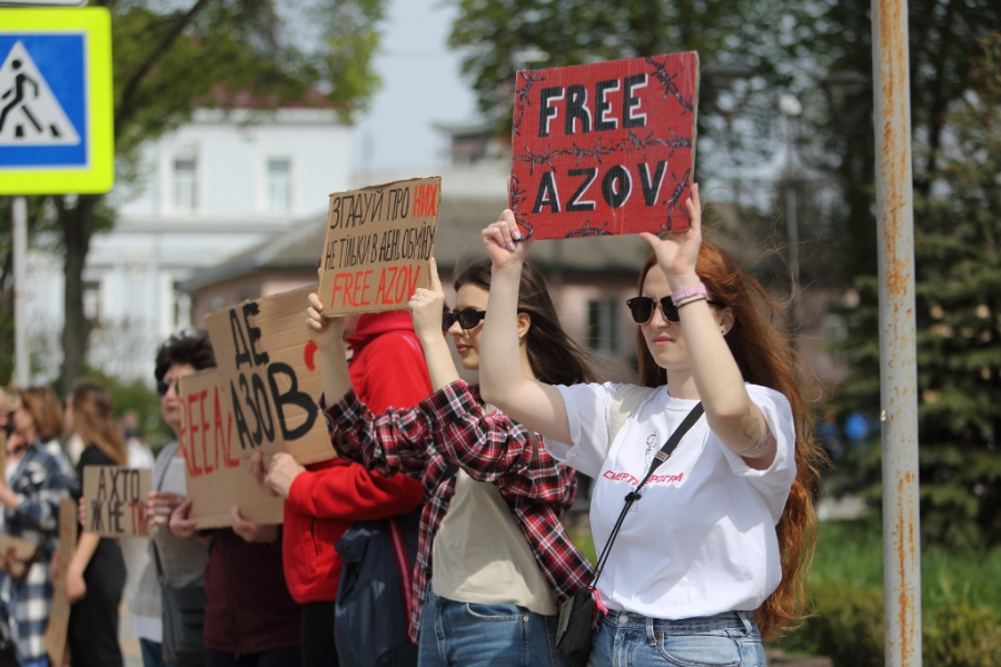 «Поки ми п’ємо каву – їх катують!»: у центрі Тернополя відбувся мітинг на підтримку військовополонених (фоторепортаж)