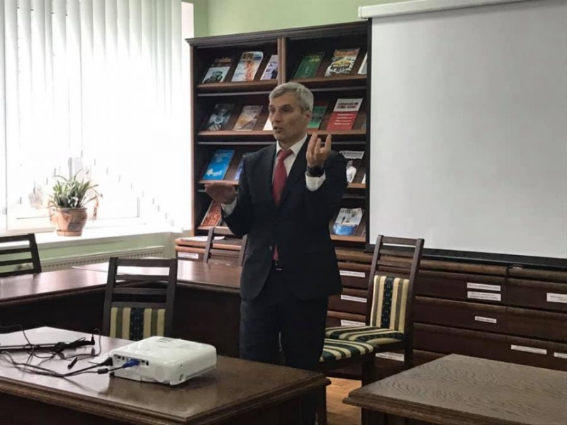 Об’єднаний кандидат від націоналістів Руслан Кошулинський зустрівся із майбутніми юристами Тернополя та розповів як голосувати на виборах