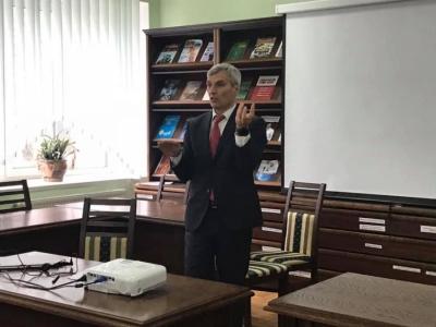 Об’єднаний кандидат від націоналістів Руслан Кошулинський зустрівся із майбутніми юристами Тернополя та розповів як голосувати на виборах