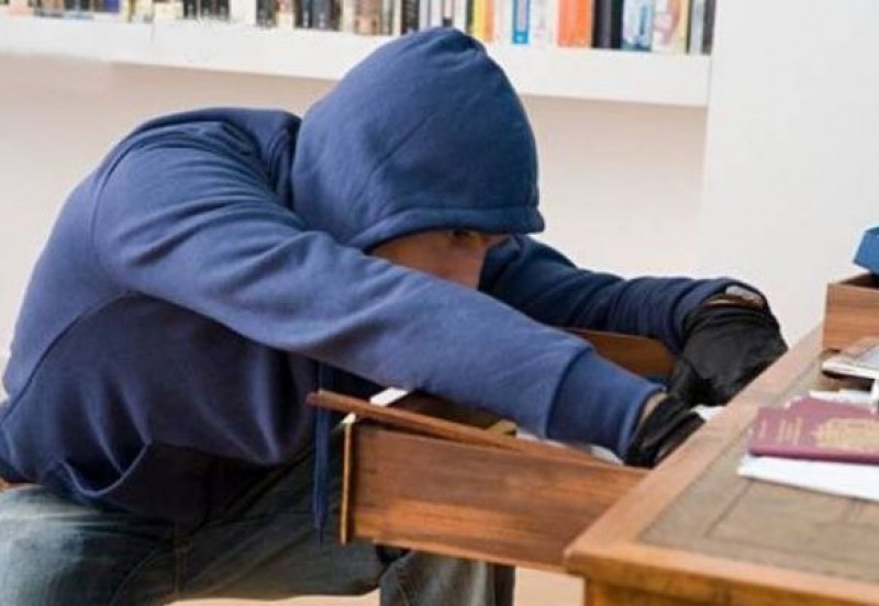 На Тернопільщні п'яний батько поцупив золоту прикрасу у рідної доньки, аби було за що придбати пляшку оковитої