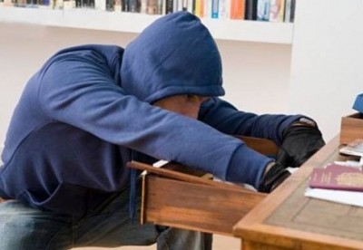 На Тернопільщні п'яний батько поцупив золоту прикрасу у рідної доньки, аби було за що придбати пляшку оковитої