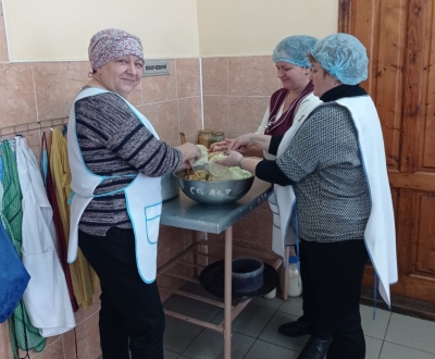У селі на Бучаччині готують подарунки для захисників з нагоди свята Миколая
