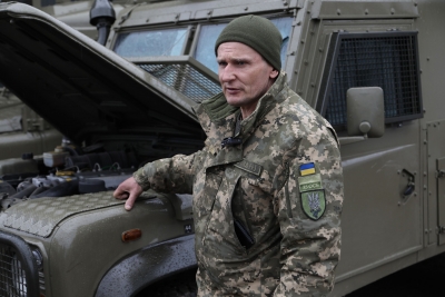 Військовий Андрій Данильчак з Тернопільщини ремонтує автомобілі для воїнів і вдень, і вночі (відео)