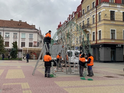 У центрі Тернополя встановлюють гігантську писанку (фото, відео)