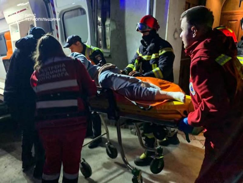 У Тернополі рятувальники двічі допомагали медикам