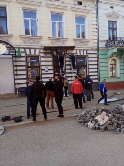 На вулиці Чорновола у Тернополі демонтовують конструкції пластикових дашків