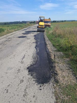 На Тернопільщині ремонтують дорогу місцевого значення