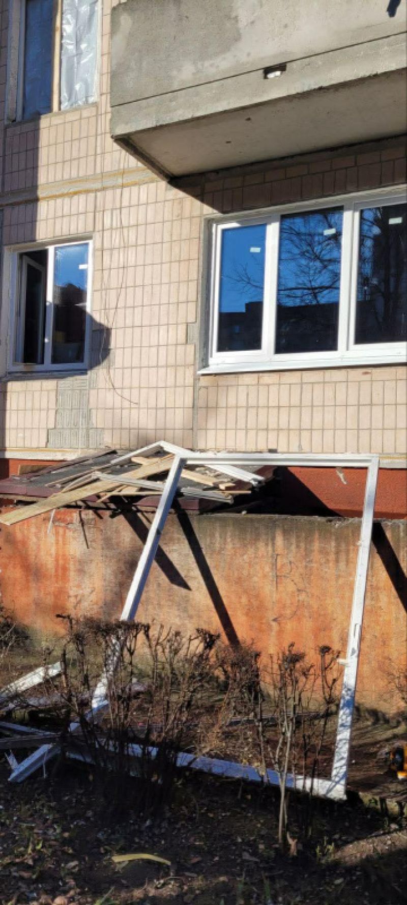 Міська рада Тернополя забезпечує заміну вікон у будинку на вулиці 15 Квітня, 31, який постраждав від ракетної атаки