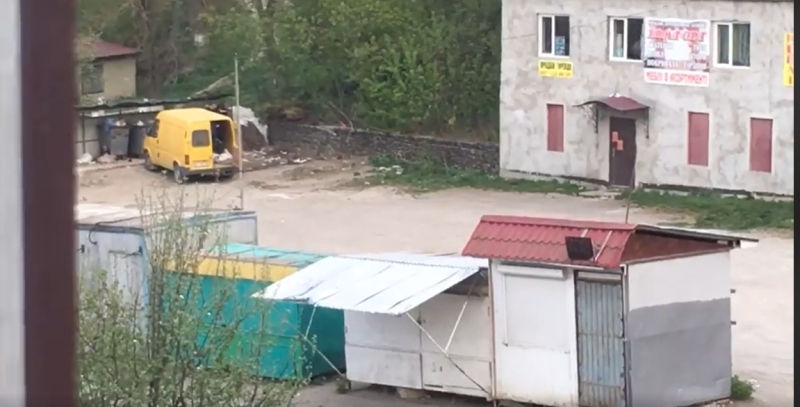 Житель Тернопільщини, який викидав сміття на зелену зону, потрапив в об&#039;єктив камери (відео)