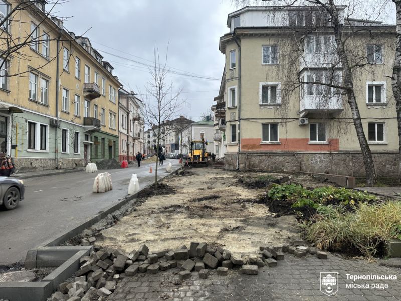 У центрі Тернополя оновлюють тротуари в межах проєкту «Рух без бар’єрів»