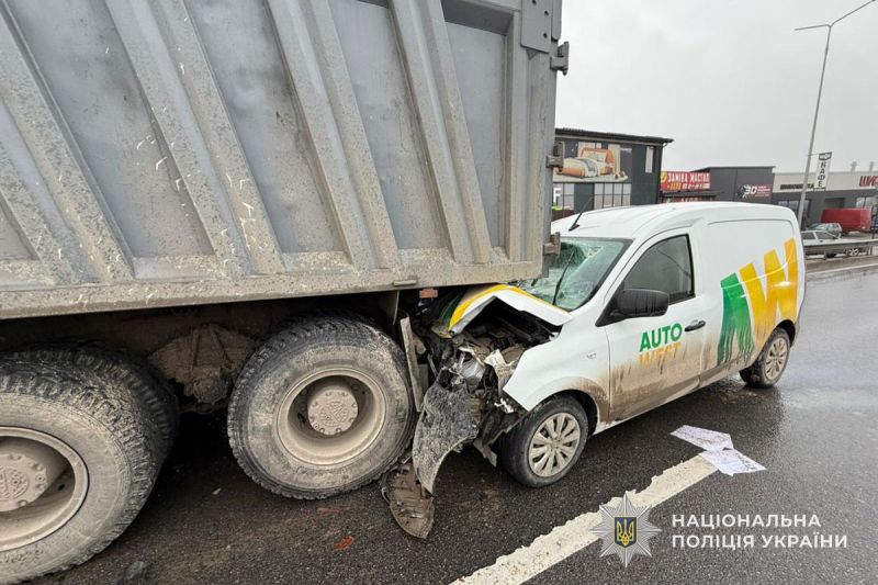 У Тернополі легківка врізалася у вантажівку