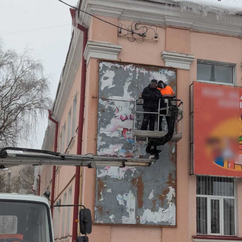 У Тернополі на вулиці Князя Василя Костянтина Острозького демонтували незаконно встановлені вивіски