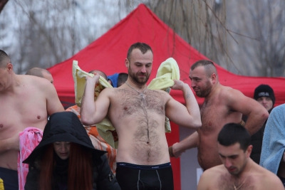 Сотні тернополян сьогодні пірнають у крижану воду, аби бути здоровими (фоторепортаж)