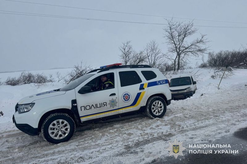 На Тернопільщині поліцейські витягли із снігового замету автомобіль, у якому перебували двоє дітей