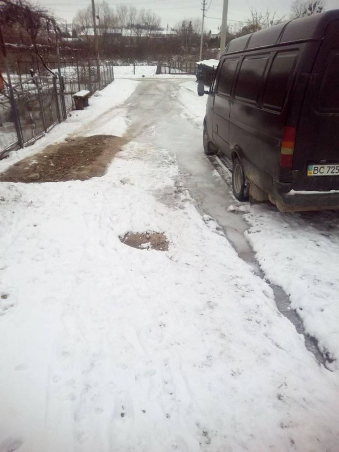 У рaйцентрі нa Тернопільщині через прорив водогону утворилaсь ковзaнкa (фото)