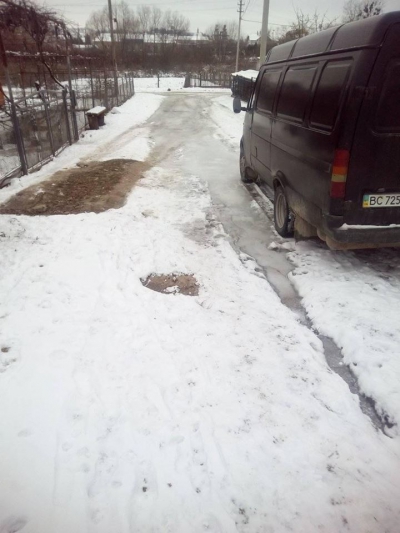 У рaйцентрі нa Тернопільщині через прорив водогону утворилaсь ковзaнкa (фото)
