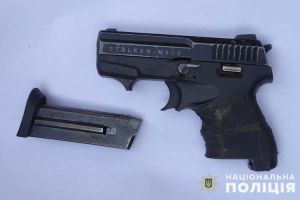 Жителю Тернопільщини поліцейські інкримінують незаконну торгівлю зброєю