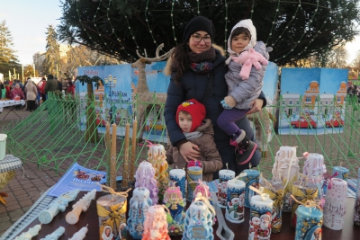 Умілиця з Тернопільщини створює свічки в особливій техніці