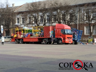 У центрі Тернополя вже розпочали встановлювати новорічні атракціони (фотофакт)