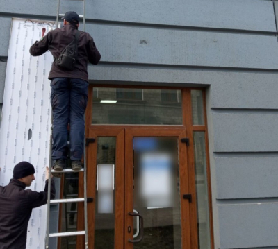У центрі Тернополя демонтували вивіски