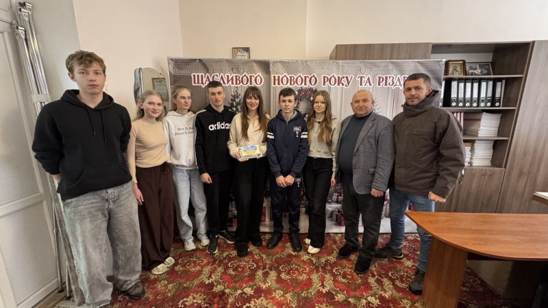 Учні ліцею на Збаражчині провели ярмарок, щоб придбати військовим зарядну станцію (фото)