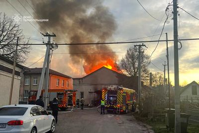 У Микулинцях рятувальники ліквідували масштабну пожежу на території підприємства