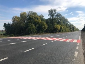 На трасі Стрий – Тернопіль – Кропивницький – Знам’янка облаштовують шумові смуги та переходи з пластику (фото)
