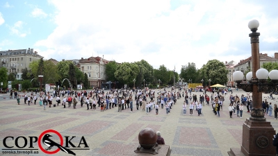 У центрі Тернополя «ожила» вишиванка (фоторепортаж)
