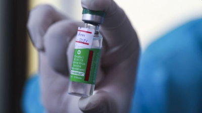 Стало відомо, кому дісталася перша доза вакцини CoviShield