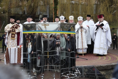 У Тернополі на набережній зібралися кількадесят людей, аби набрати святої води (фоторепортаж)