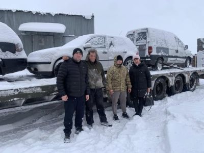 Тернопільські митники передали дві автівки для військових