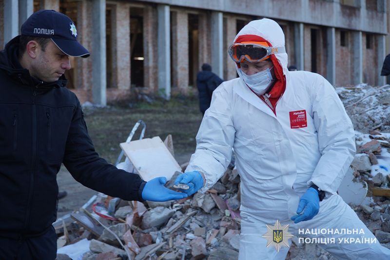 У Тернополі триває пошук безвісти зниклих: поліція, криміналісти та кінологи працюють серед сотень тонн завалів