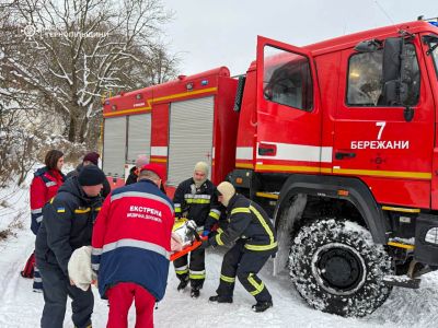 На Тернопільщині зі снігового замету визволяли автомобіль екстреної медичної допомоги